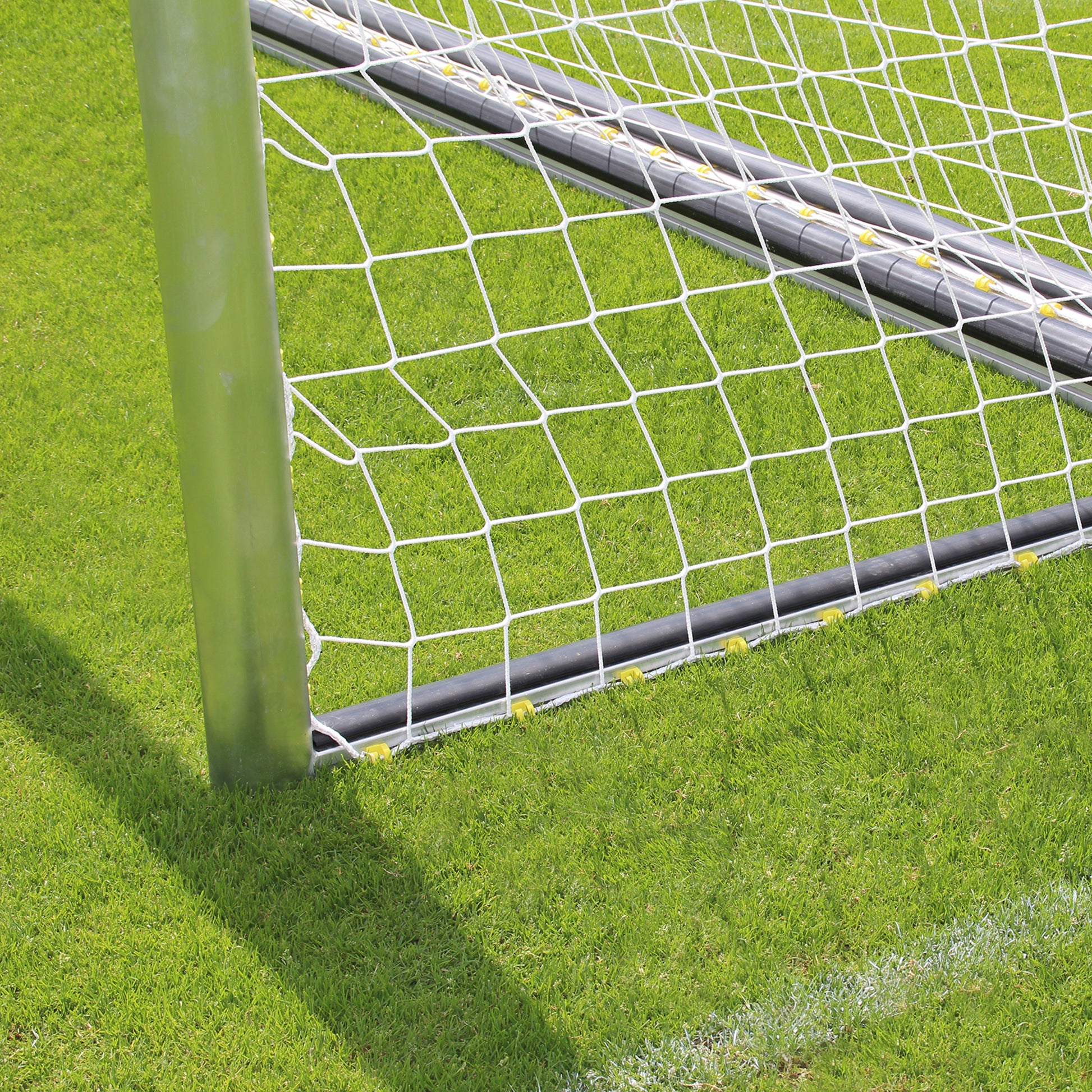 Hochklappbarer Bodenrahmen mit PlayersProtect für Jugend-Fußballtore