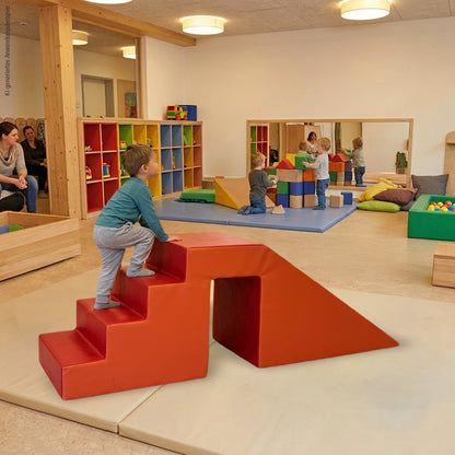 Baustein-Treppenrutsche-MEDI-gross-rot-Anwendungsbeispiel2